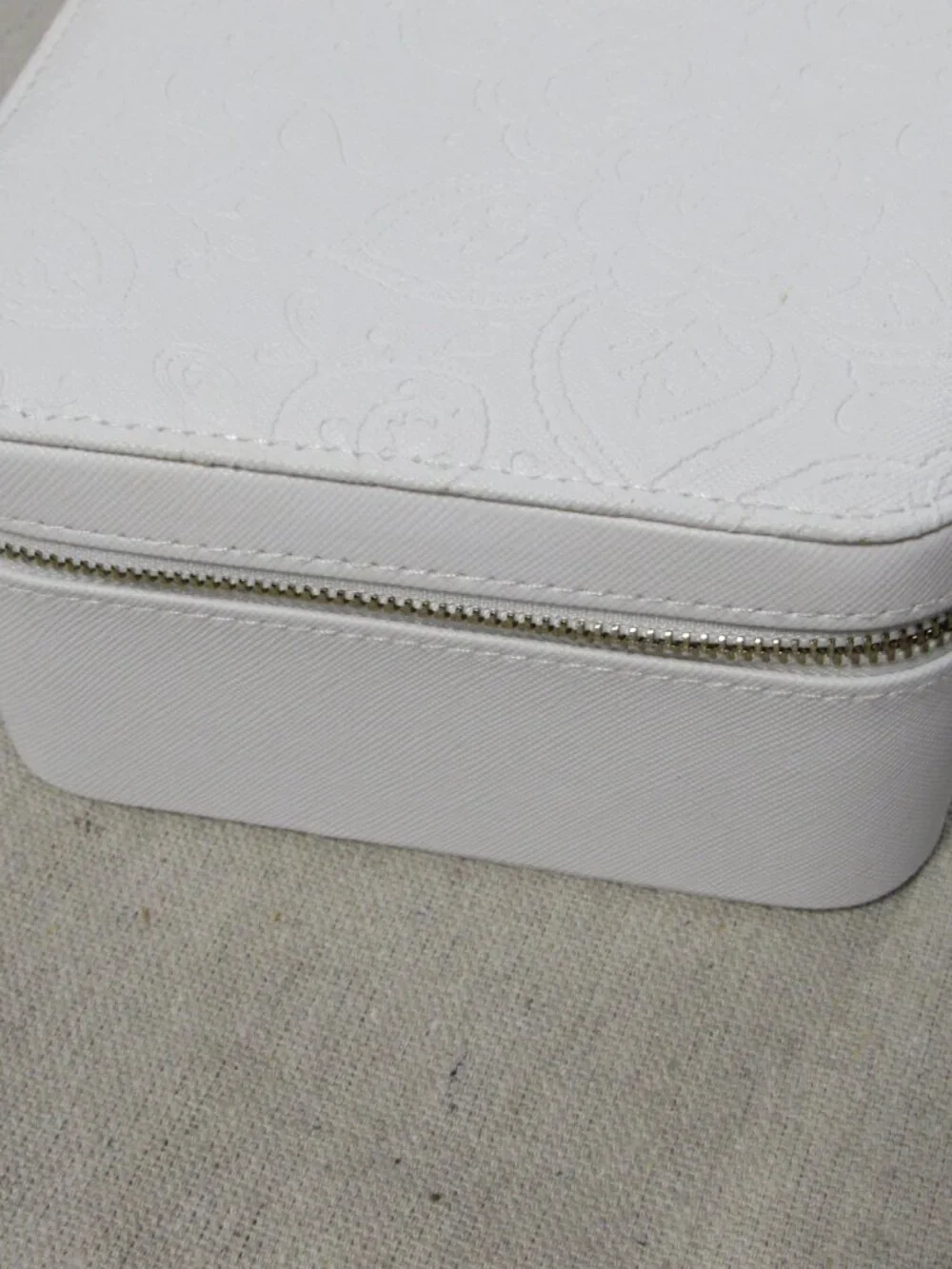 Pandora White Travel Jewelry Box Embossed Floral Gold Zipper Gray Velvet Lining